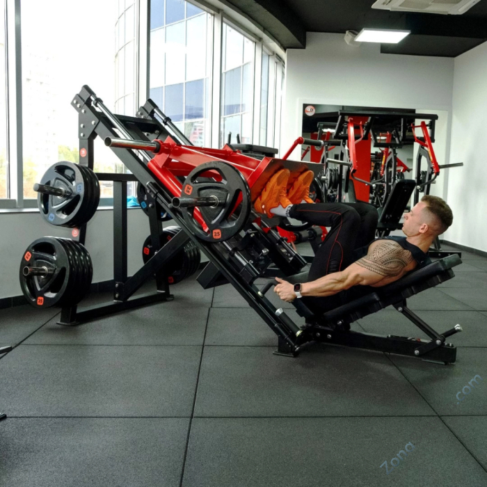 Жим ногами под углом 45 градусов на свободных весах Protrain PP191 (черно-красный)